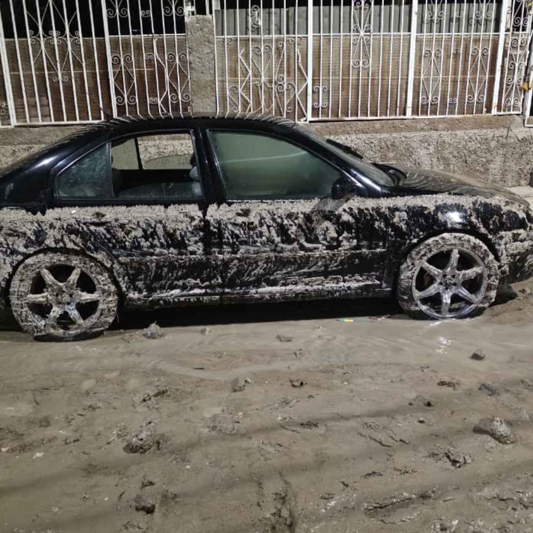 Inundaciones por lluvias afectan vehículos en Ciudad Juárez